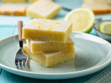 Brownie de limão com textura perfeita e cobertura cremosa: receita que surpreende a cada mordida