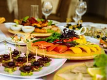 Tábuas e louças para elevar a apresentação das refeições em ocasiões especiais