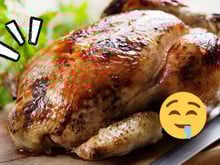 "A medida perfeita para um frango assado suculento": esse detalhe no preparo da ave funciona também para peito de frango