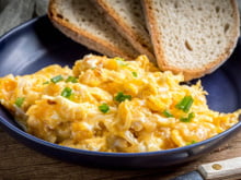 Ovos mexidos ficam 10 vezes mais saborosos quando você adiciona este ingrediente mexicano fresco, um clássico da culinária mexicana