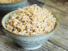 Arroz integral no micro-ondas é fácil de fazer e ainda economiza gás! Veja a receita completa e dicas para ficar delicioso