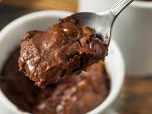 Bolo de chocolate na caneca pronto em 7 minutos é a receita que salva o meu café da tarde todos os dias