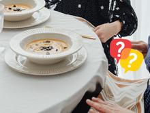 Eu também devo colocar guardanapo descartável no colo ao sentar à mesa? O que diz a etiqueta