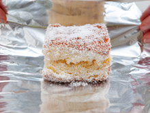 Bolo gelado de coco embrulhado no papel-alumínio é a receita da vovó que faz sucesso de geração em geração na minha família há mais de 100 anos