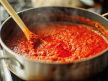 Aqui está o ingrediente inesperado para adicionar ao molho de tomate para corrigir a acidez (e não é açúcar)