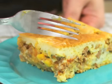 Esse é meu lanche salgado de forno favorito: torta cremosa de carne moída com batata de liquidificador