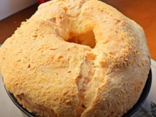 Sem trigo e sem fermento: aprenda a fazer um bolo de polvilho como você nunca viu e que não murcha ao sair do forno