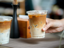 Um café gelado, por favor! Entenda a diferença entre iced coffee, cold brew, frappé e affogato e veja como preparar as bebidas