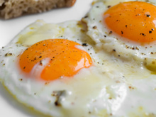 Seus ovos fritos ficarão extremamente saborosos se você adicionar o seguinte ingrediente à frigideira antes de fritar