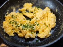 Com apenas um ingrediente seus ovos mexidos vão ficar iguais ao de café da manhã de hotel: cremoso e muito mais saboroso que o preparo comum