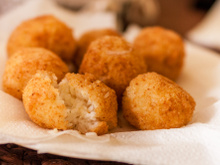 Não jogue mais sobra de arroz fora: conheça receita fácil e deliciosa de bolinho de arroz