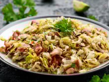 Pego um copo de arroz com repolho e preparo um jantar rápido: fica uma delícia mesmo sem carne