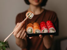 Sobrou do delivery? Aprenda essa dica INFALÍVEL para impedir que o sushi fique seco na geladeira