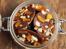 Aprenda a fazer mendiants em casa: esses discos de chocolate com frutas secas são minha sobremesa pós-almoço favorita