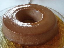 Pudim de chocolate com calda