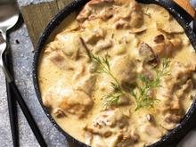 Bifinhos de peru com natas e cogumelos (rápido de fazer)