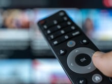 Combo com 2 Smart TVs Samsung tem menor preço do ano na Amazon e é opção para renovar a casa