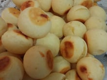 Pão de queijo de padaria (delicioso)