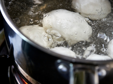 Por que você deve sempre adicionar uma fatia de limão à água do cozimento dos ovos