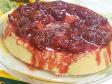 Brigadeirão branco com calda de morango: sobremesa deliciosa