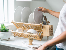 Adeus escorredor de louças na pia: nova tendência não ocupa espaço na pia e deixa a cozinha arrumada