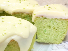 Bolo de limão como você nunca viu: fofinho, fácil de fazer e com uma calda de dar água na boca