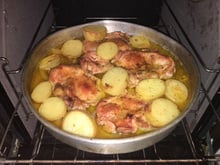 Sobrecoxa desossada com batatas