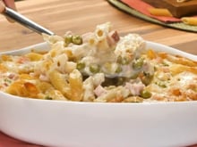 Você vai querer fazer este macarrão assado do TudoGostoso toda semana: cremoso por dentro e com queijo gratinado por cima criando uma crosta douradinha