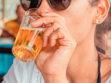 Chegou aquela época que dá vontade de beber cerveja gelada todo dia, mas como essa bebida afeta seu corpo e sua saúde?