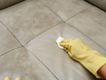 Adeus manchas no sofá: como manter o móvel com cara de novo por muitos anos