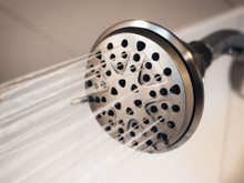 Chuveiro entupido? Essas 7 dicas vão te ajudar na limpeza de forma simples