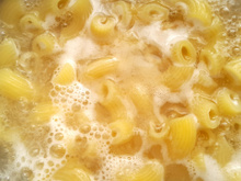 Não é creme de leite: o truque simples (que você faz de graça) deixa o molho do macarrão muito mais cremoso