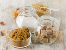 Existe açúcar saudável? Descubra se a simples troca do refinado é garantia de mais saúde