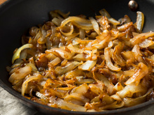 Cebola caramelizada dá toque de chef a pratos e acompanhamentos e é assim que os profissionais fazem, fica uma delícia!