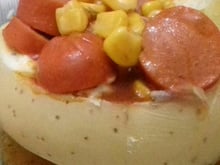 Batata recheada com salsicha molho branco e molho simples