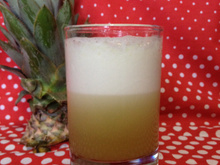 Suco de casca de abacaxi com hortelã