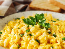 Nem creme de leite, nem requeijão: com apenas uma colher desse ingrediente os ovos mexidos ficam muito mais saborosos
