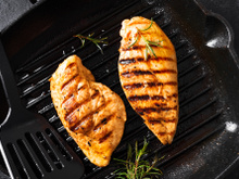 Adeus frango grelhado sem graça: pessoas felizes comem esse peito de frango ao molho de limão às segundas (receita fácil!)