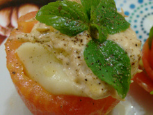 Tomate recheado com patê de frango