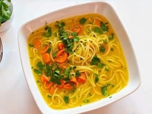 Sopa de macarrão com batata e cenoura