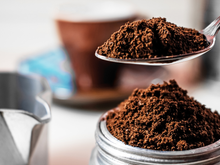 Truque com café é a solução perfeita para limpar as grelhas do forno queimadas.