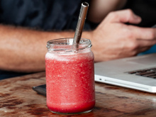 Suco de apenas 2 ingredientes é uma bomba de nutrientes que vai te manter hidratado