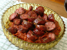 Linguiças e lentilhas verdes com salsa rossa