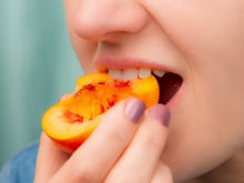 Pouca gente sabe, mas essas são as frutas que você deveria comer com casca: aumentam a saciedade e melhoram o intestino