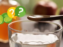 Água com vinagre de maçã ou água com limão, qual é melhor? Nutricionista explica efeitos no metabolismo, açúcar no sangue e detox