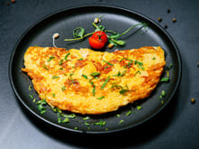 Quebre um ovo em 1 batata ralada e prepare este delicioso café da manhã: feito em minutos na frigideira, você pode servir até no jantar