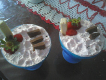 Sobremesa rápida de morango com chantilly e Bis
