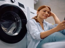 Lavar roupa à noite ou de manhã cedo? O detalhe que muda o valor da conta