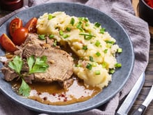 Pernil de porco ao molho de manteiga e cebolas