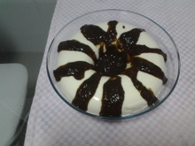 Manjar branco com calda de ameixa